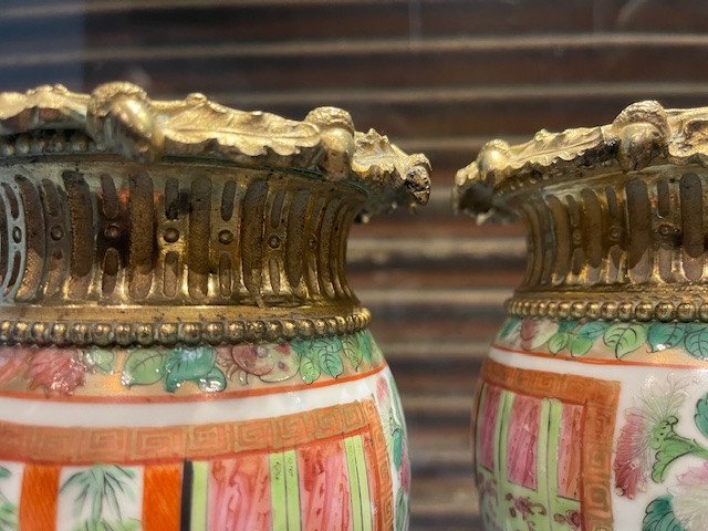 Paire de vases montés en bronze ciselé et doré-photo-2