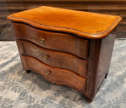 Commode de maîtrise en noyer moulure