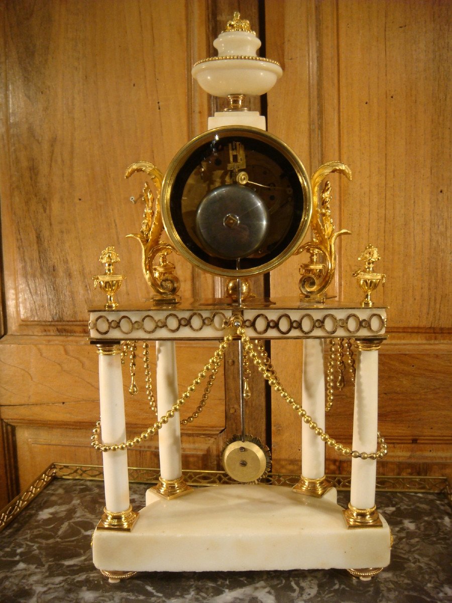 Louis XVI Period White Marble And Gilt Bronze Pendulum Clock -photo-4