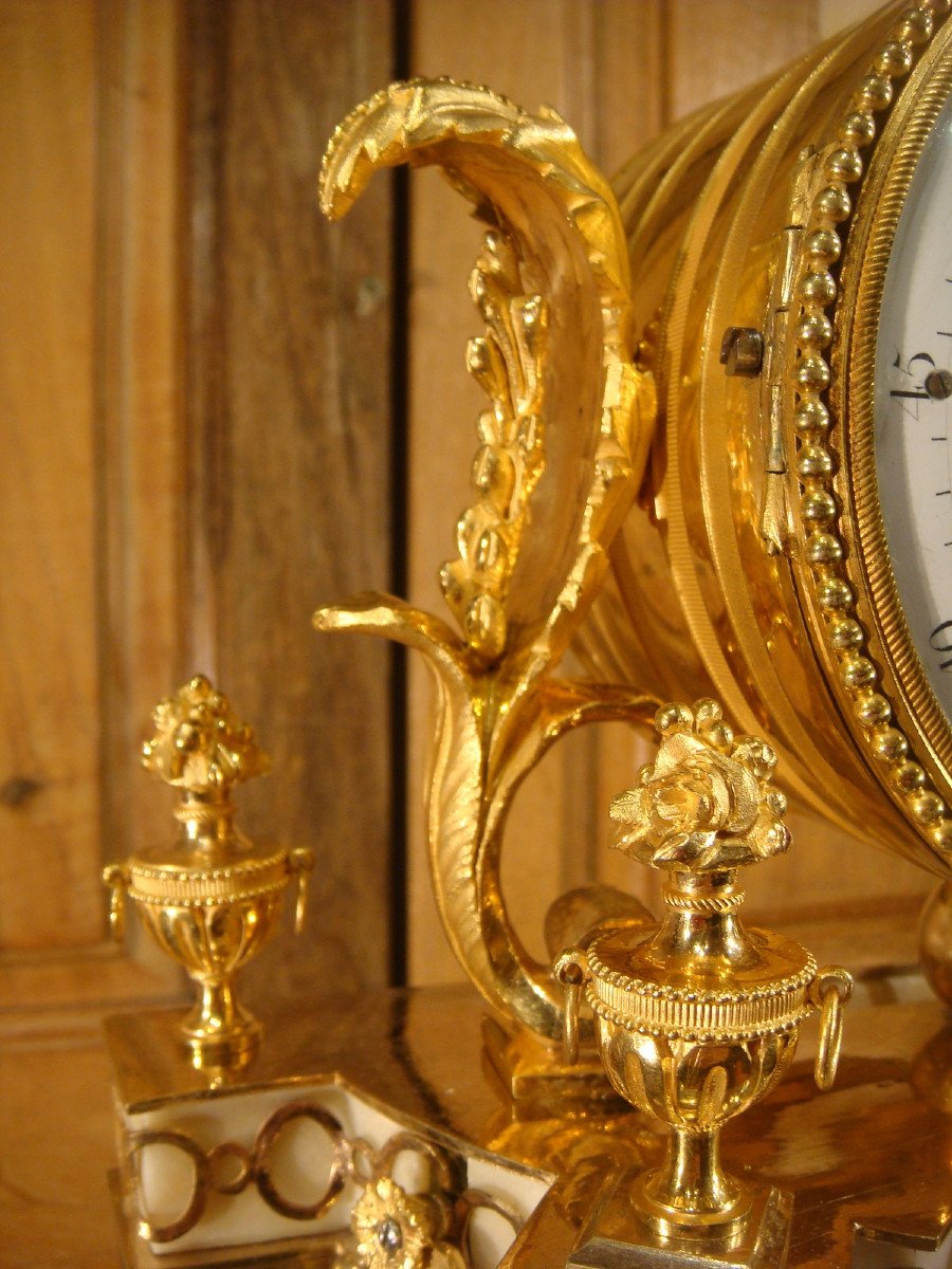 Pendule En Marbre Blanc Et Bronze Dore Epoque Louis XVI -photo-7