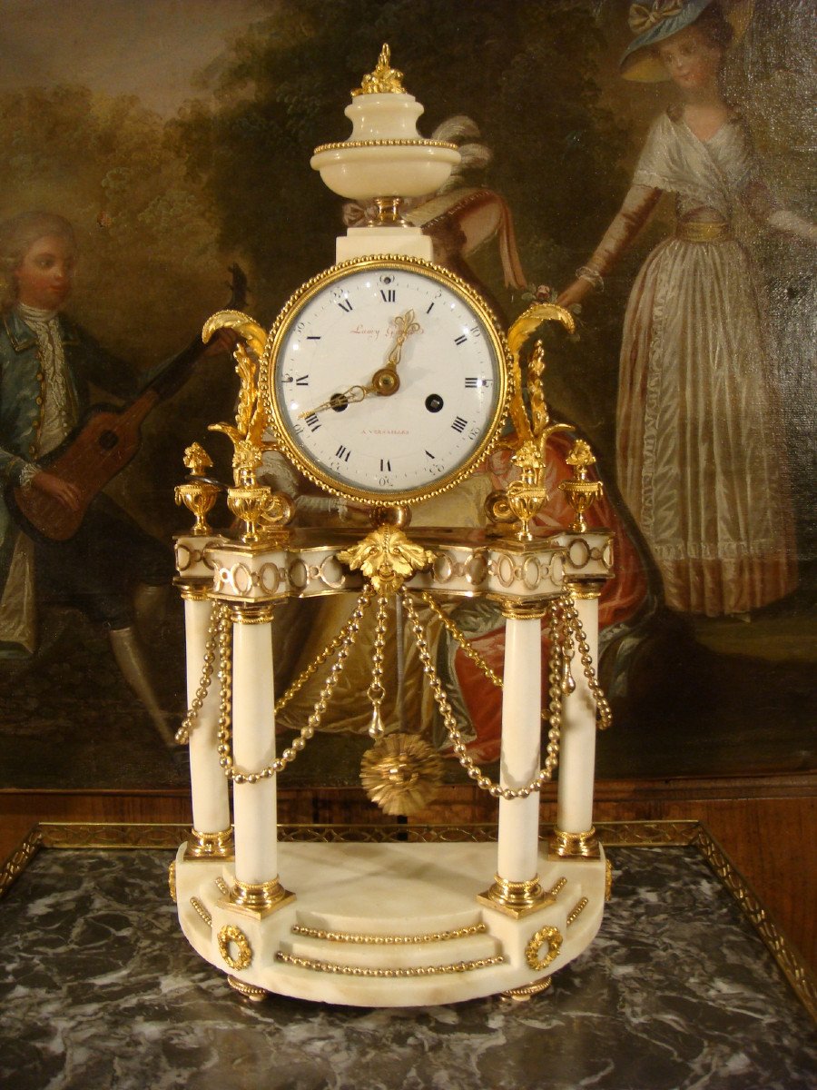 Pendule En Marbre Blanc Et Bronze Dore Epoque Louis XVI 