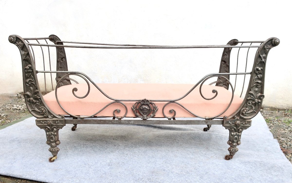 Foldable Children's Bed "swan Neck" In Sculpted Cast Iron, 19th Century.