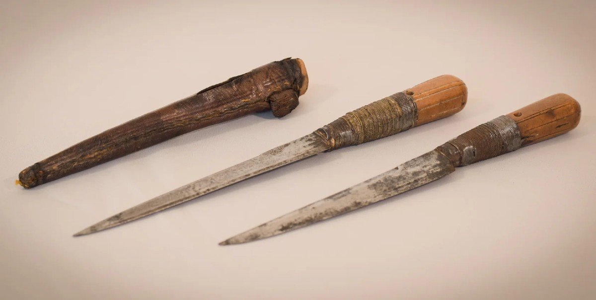 Early 17th Or 18th Century - Two Hunting Knifes Or Daggers One With Leather Sheaf-photo-2