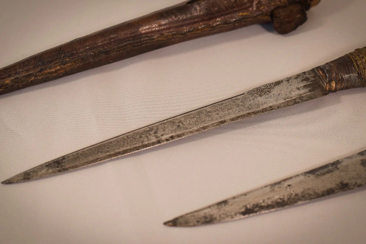 Early 17th Or 18th Century - Two Hunting Knifes Or Daggers One With Leather Sheaf-photo-1