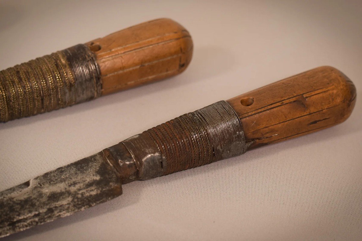 Early 17th Or 18th Century - Two Hunting Knifes Or Daggers One With Leather Sheaf-photo-2