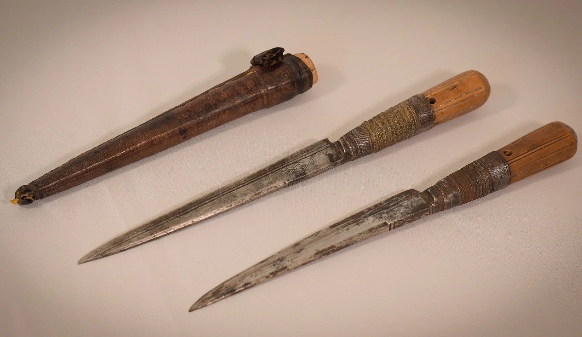 Early 17th Or 18th Century - Two Hunting Knifes Or Daggers One With Leather Sheaf-photo-3