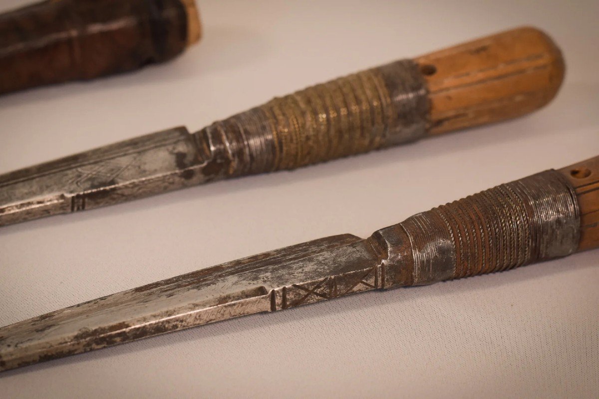 Early 17th Or 18th Century - Two Hunting Knifes Or Daggers One With Leather Sheaf-photo-5