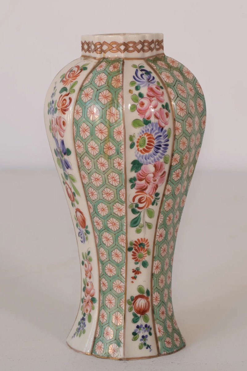 Vase Ancien En Pâte Dure - XIXe Siècle Ou Avant