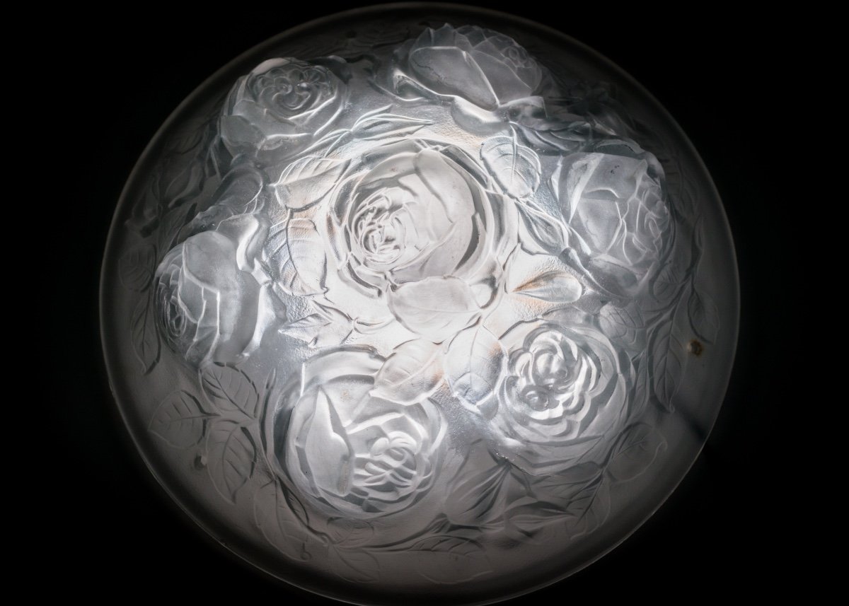 Lampe à suspension en verre moulé à motif floral des années 1930