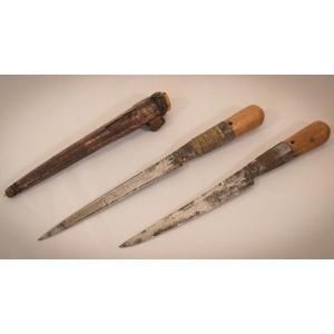 Early 17th Or 18th Century - Two Hunting Knifes Or Daggers One With Leather Sheaf