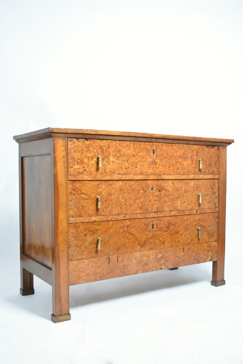 Commode Directoire en ronce de noyer, XIXe s.