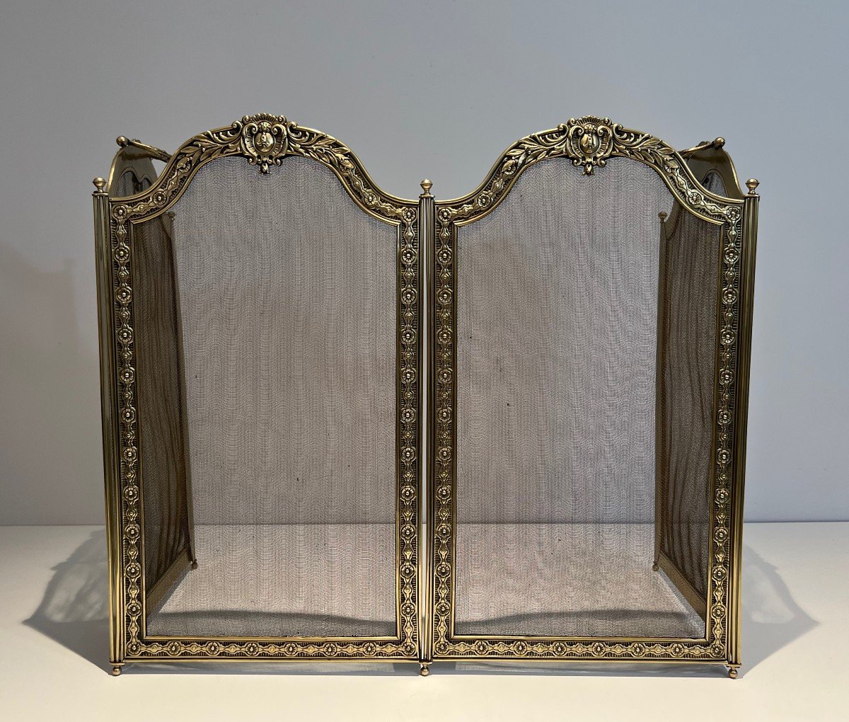 Large Folding Fireplace Screen With 4 Grilling Panels And Framed By An Embossed Brass And Bronze Frieze, Decorated With Macaroons And Garlands Decorated With Rosettes. It Has 2 Removable Handles. French Work In The Louis XVI Style. Stamped Hdf. Circa 1900-photo-3