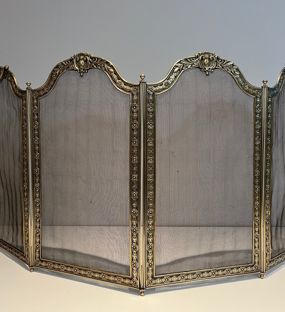 Large Folding Fireplace Screen With 4 Grilling Panels And Framed By An Embossed Brass And Bronze Frieze, Decorated With Macaroons And Garlands Decorated With Rosettes. It Has 2 Removable Handles. French Work In The Louis XVI Style. Stamped Hdf. Circa 1900-photo-4