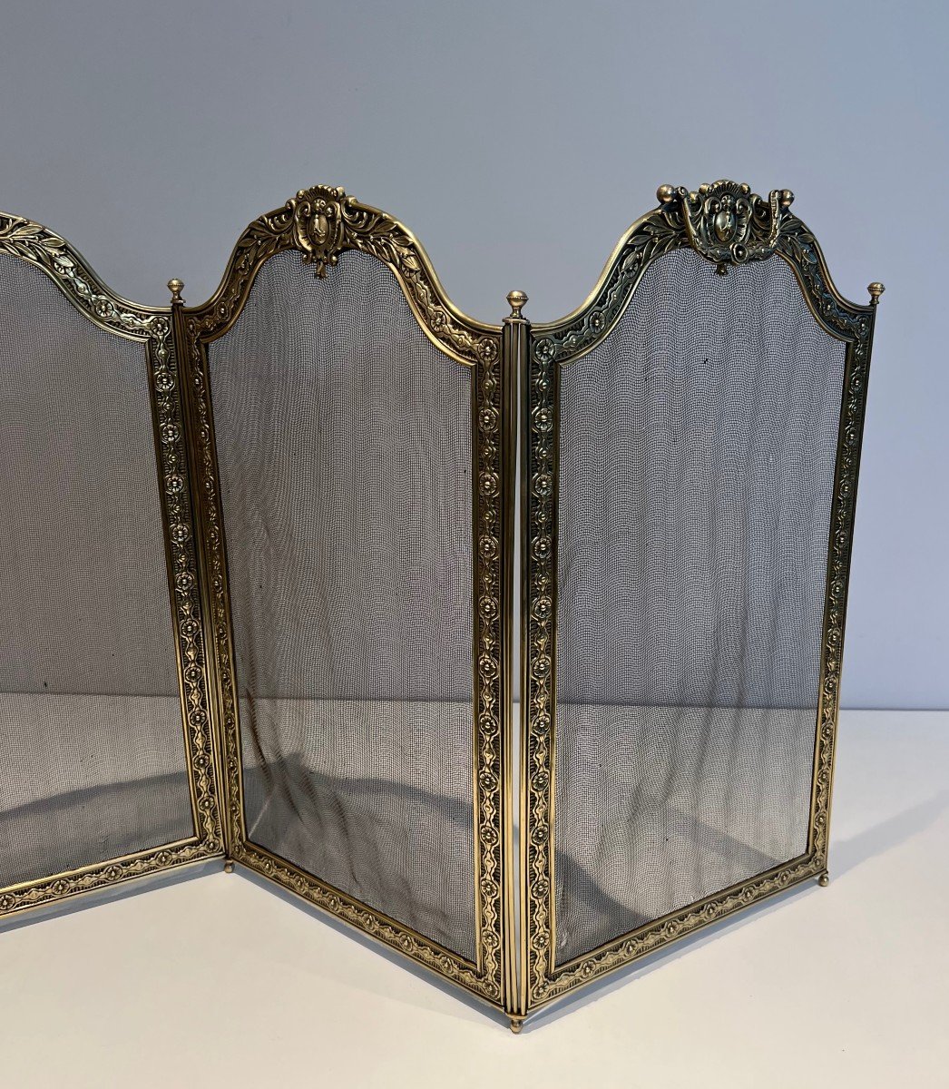 Large Folding Fireplace Screen With 4 Grilling Panels And Framed By An Embossed Brass And Bronze Frieze, Decorated With Macaroons And Garlands Decorated With Rosettes. It Has 2 Removable Handles. French Work In The Louis XVI Style. Stamped Hdf. Circa 1900-photo-1