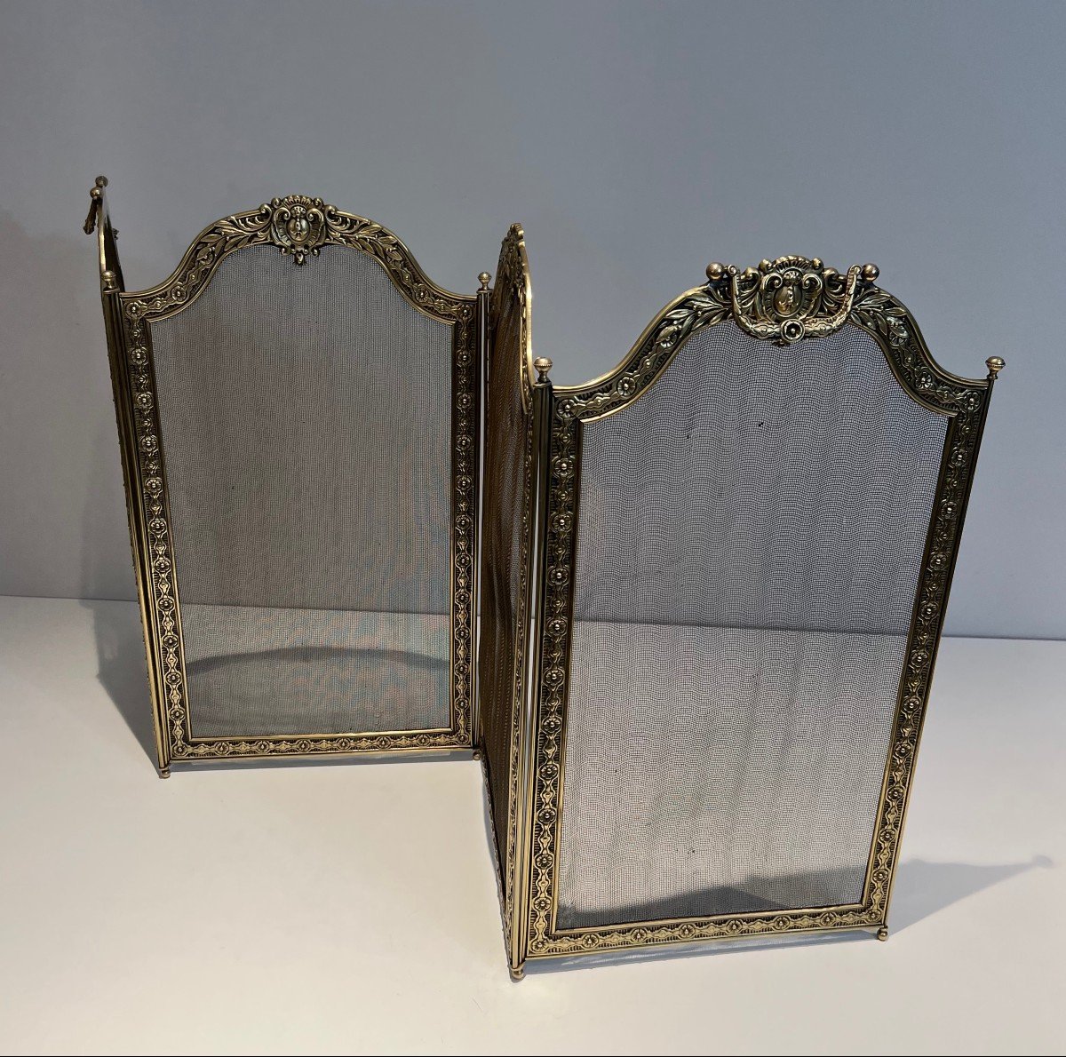 Large Folding Fireplace Screen With 4 Grilling Panels And Framed By An Embossed Brass And Bronze Frieze, Decorated With Macaroons And Garlands Decorated With Rosettes. It Has 2 Removable Handles. French Work In The Louis XVI Style. Stamped Hdf. Circa 1900-photo-2