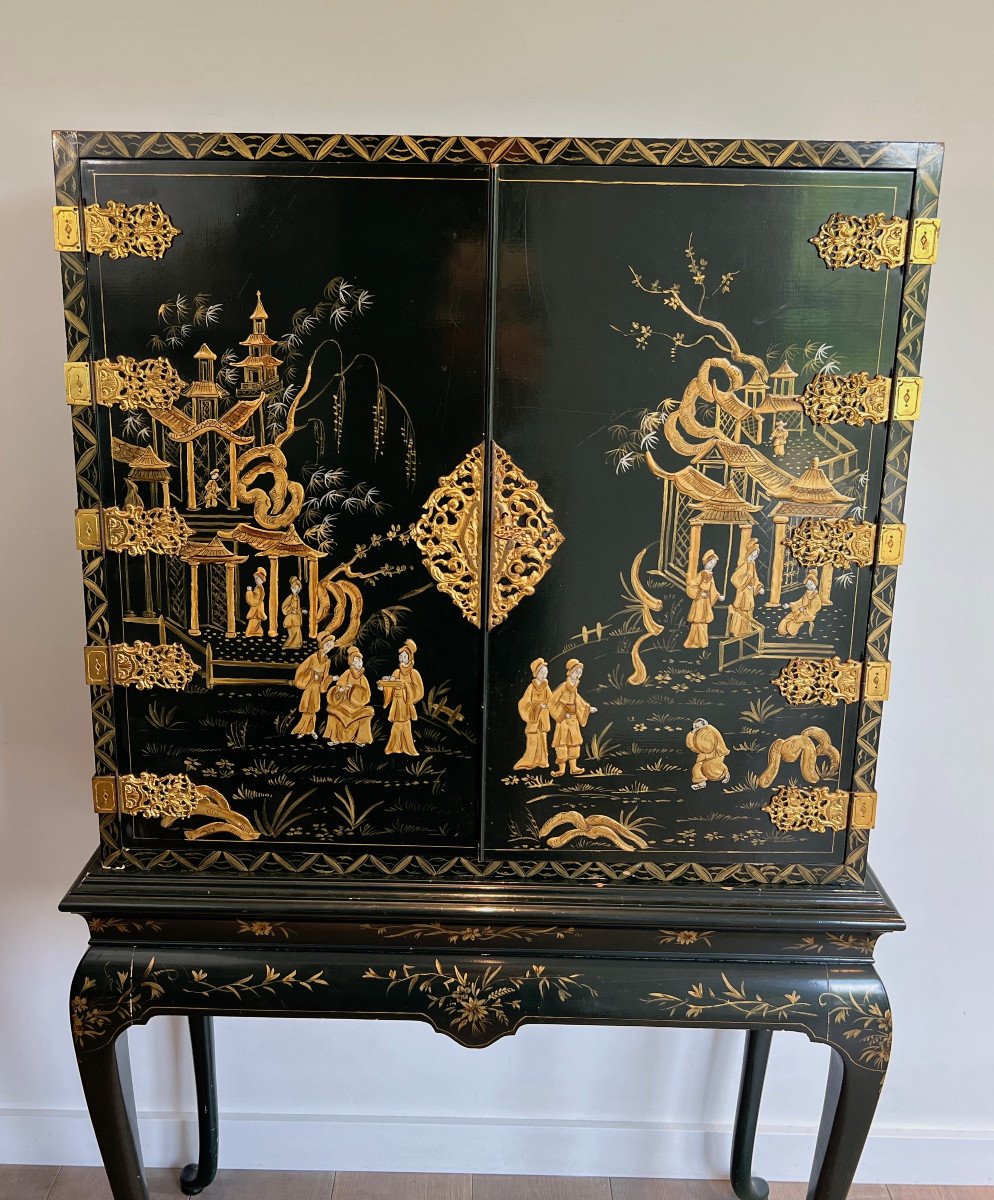 Chinese Lacquered And Gilt Cabinet With Chinese Life Sceenes-photo-4