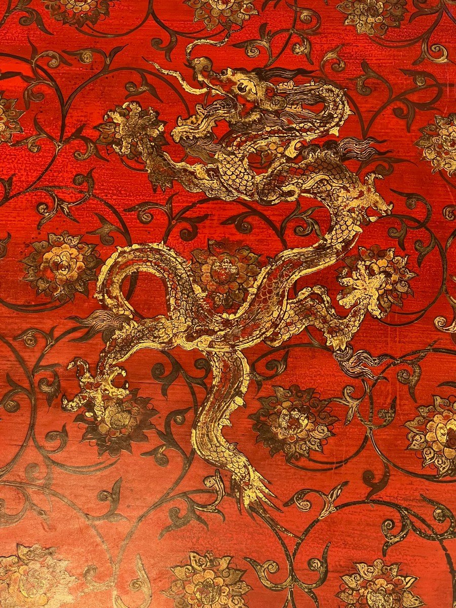Large Red Lacquered Coffee Table Decorated With Dragons, Interlacing And Floral Motifs-photo-3