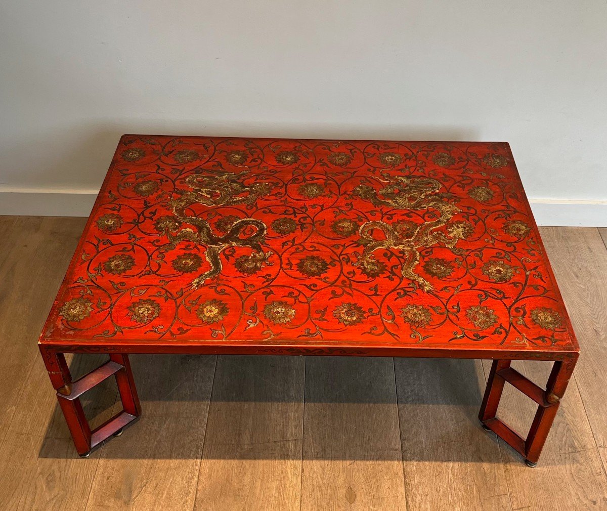 Large Red Lacquered Coffee Table Decorated With Dragons, Interlacing And Floral Motifs-photo-1