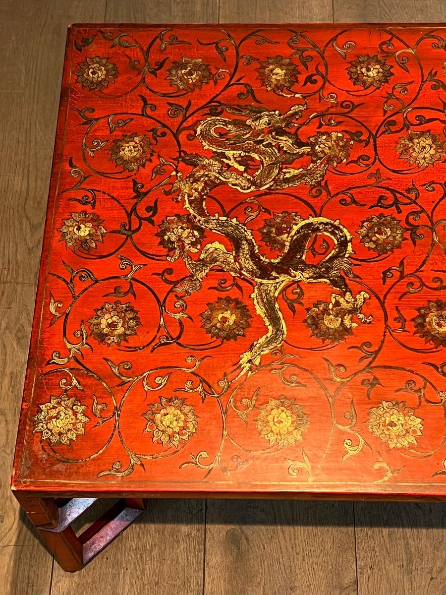 Large Red Lacquered Coffee Table Decorated With Dragons, Interlacing And Floral Motifs-photo-6