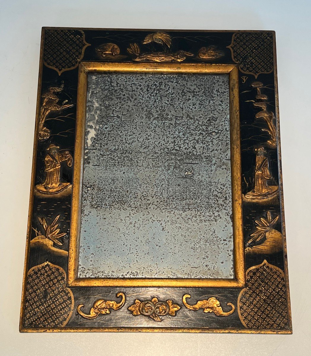 Miroir Laqué Et Doré à Décors De Scènes Chinoisantes. Le Miroir Est Un Ancien Miroir Au Mercure