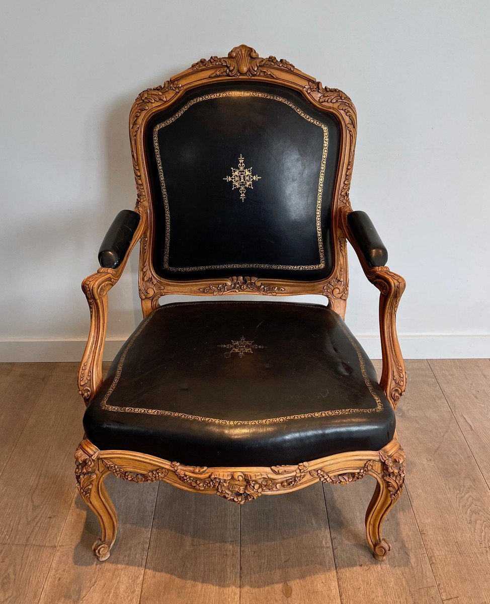 Fauteuil à La Reine En Noyer Sculpté Garni De Cuir Noir à Bordure Et Décor Doré Au Fer. -photo-3