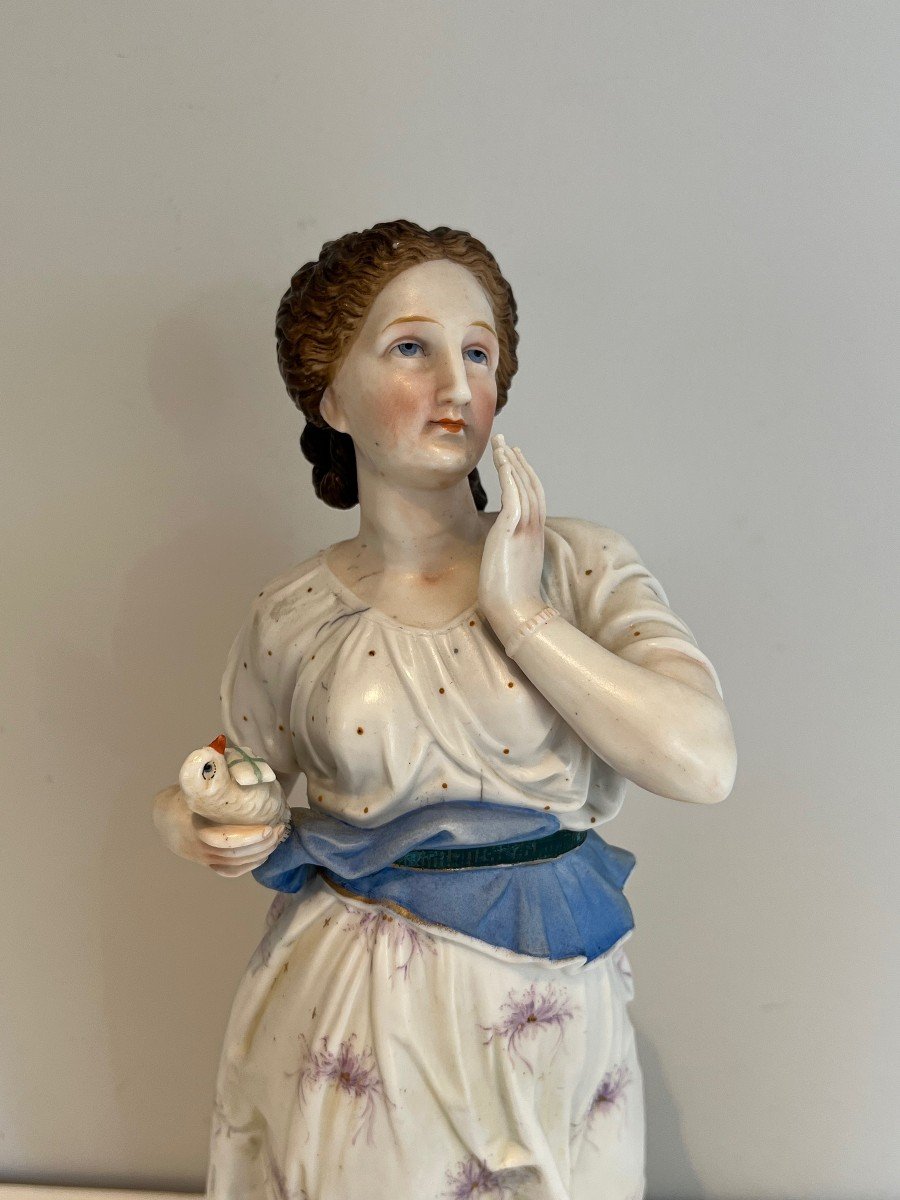 Paire d'Importants Sujets En Porcelaine Représentant Deux Femmes Aux Oiseaux. Travail Français.-photo-2