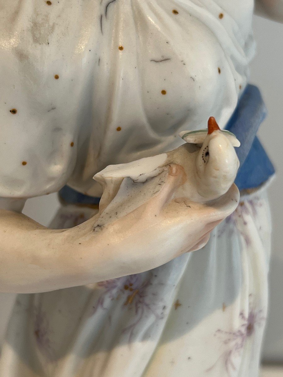 Paire d'Importants Sujets En Porcelaine Représentant Deux Femmes Aux Oiseaux. Travail Français.-photo-3