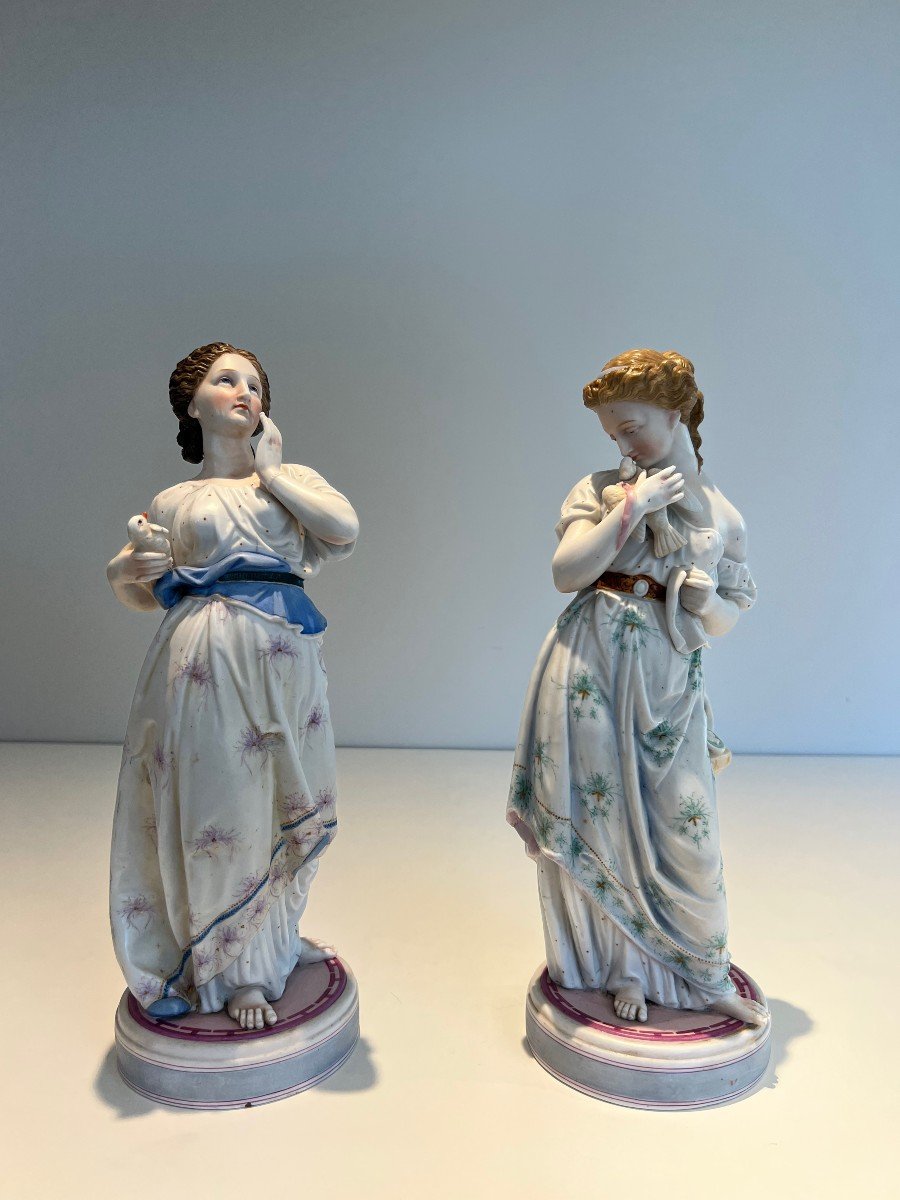 Paire d'Importants Sujets En Porcelaine Représentant Deux Femmes Aux Oiseaux. Travail Français.-photo-8