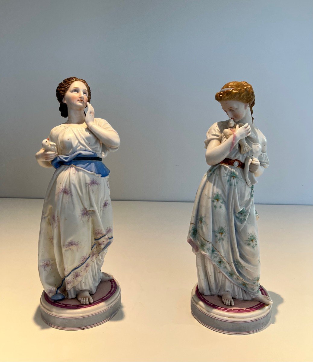 Paire d'Importants Sujets En Porcelaine Représentant Deux Femmes Aux Oiseaux. Travail Français.