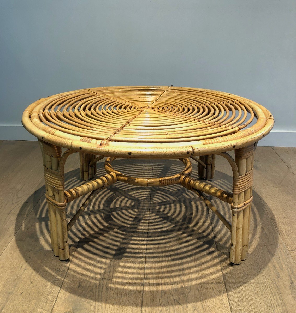 Table Basse Ronde En Rotin. Travail Français. Vers 1970