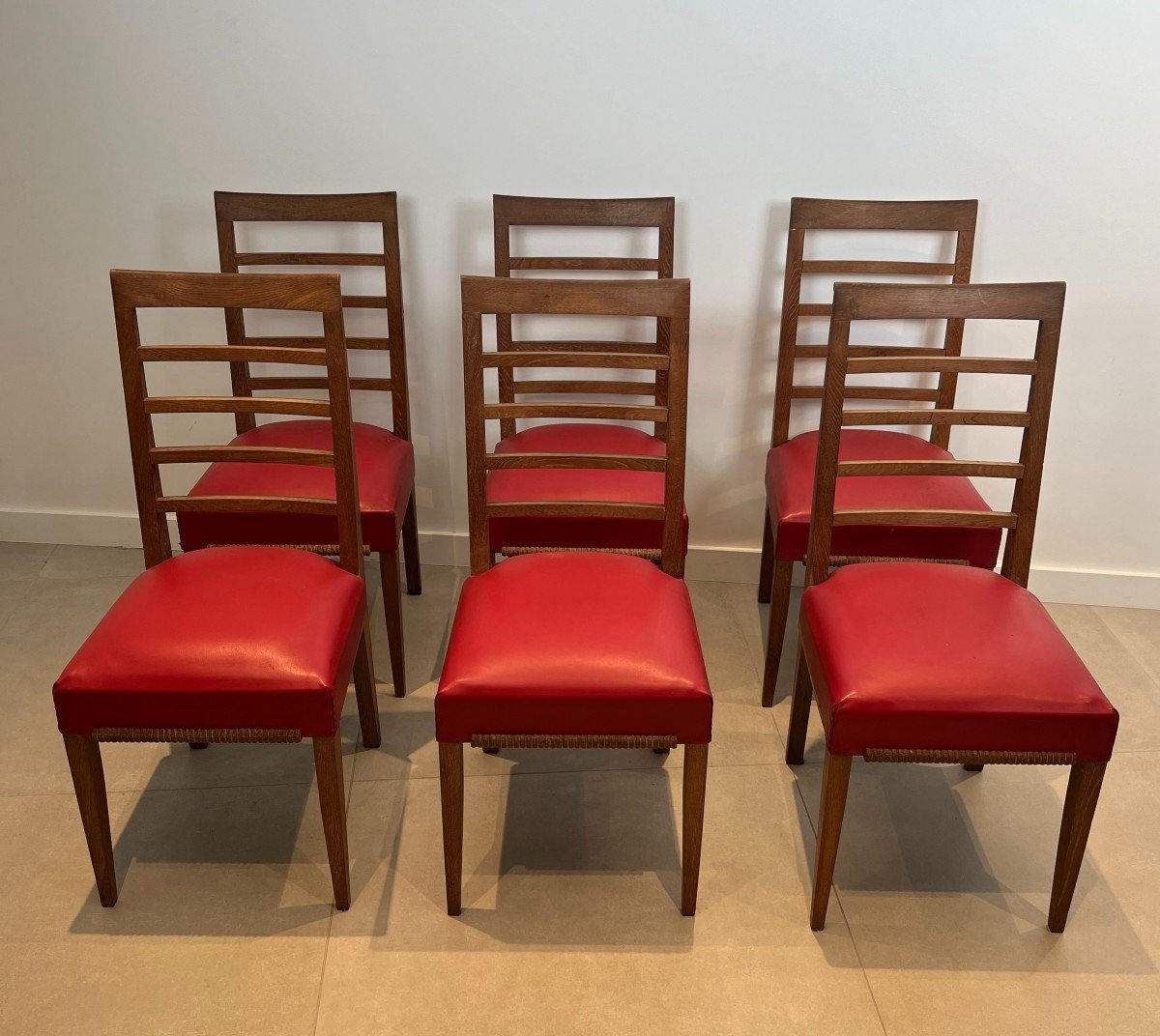 Suite De 6 Chaises En Chêne Et Assises De Skai Rouge. Travail Français. Vers 1940