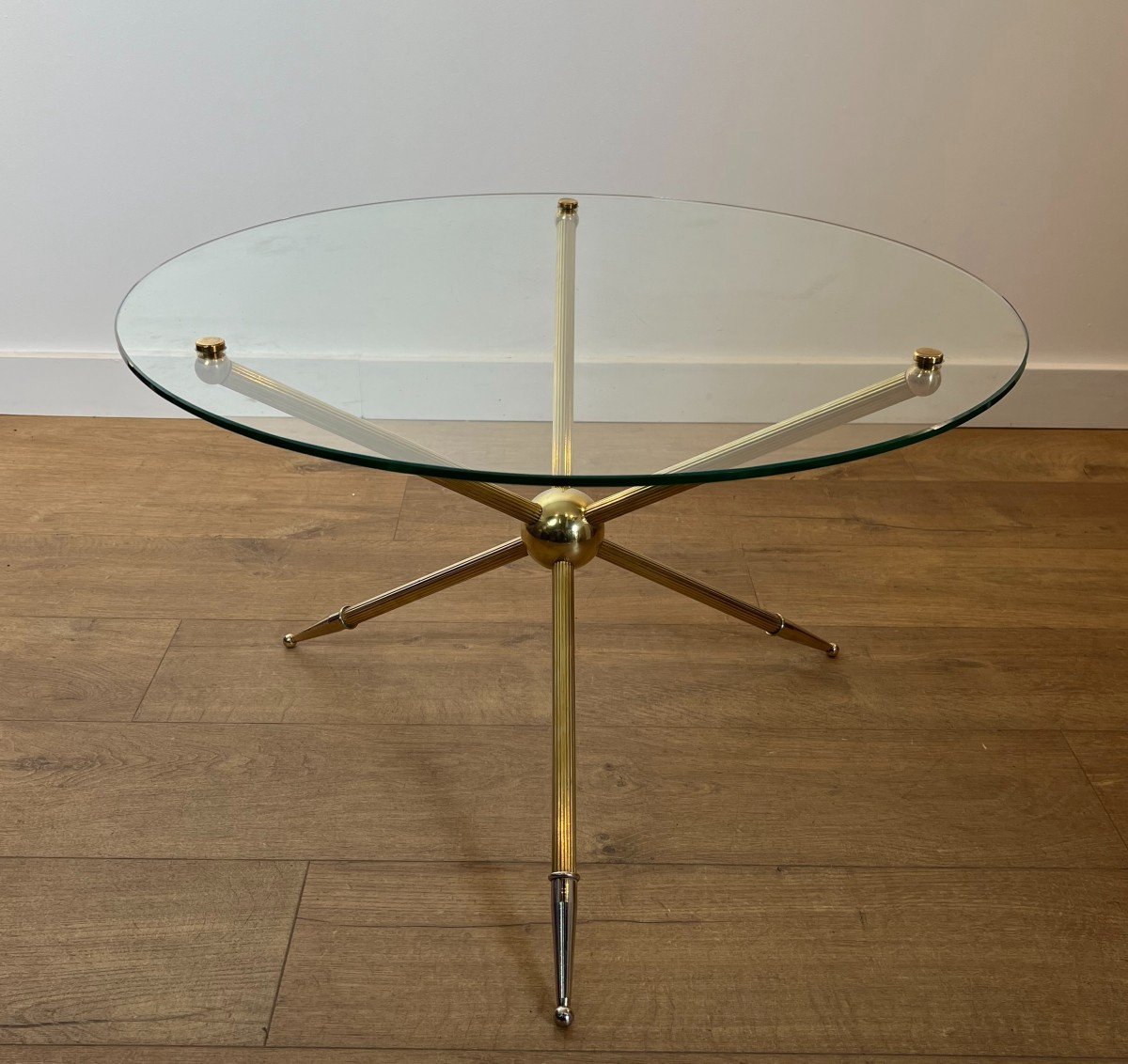 Table Basse Design Ronde Tripode En Laiton. Travail Français. Vers 1970