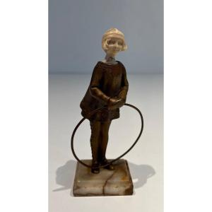 Chryséléphantine Représentant Une Jeune Fille Au Cerceau. Corps Et Cerceau En Bronze 