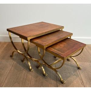 Suite De Tables Gigognes En Métal Doré à Pieds Griffes Et Plateaux De Cuir . Travail Français 