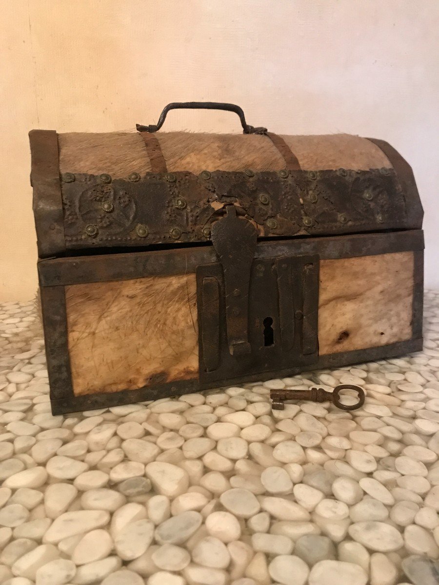 17th Century Leather And Iron Box-photo-2