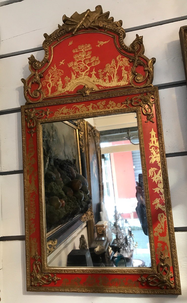 Miroir De Style Régence à  Fond Rouge à Décor De Chinoiseries Maison Jansen Vers 1960