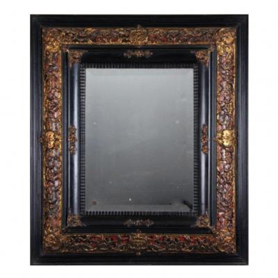 Miroir en bois noirci à décor de laiton sur fond écaille vers 1860