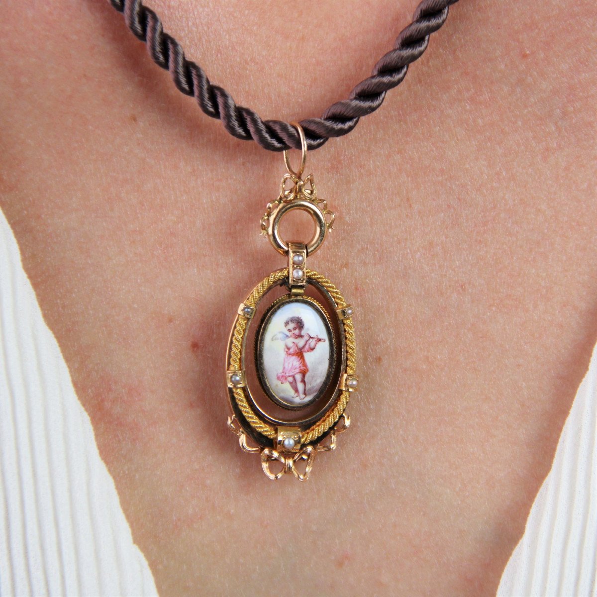 Old Miniature Pendant On Mother Of Pearl And Fine Pearls-photo-4