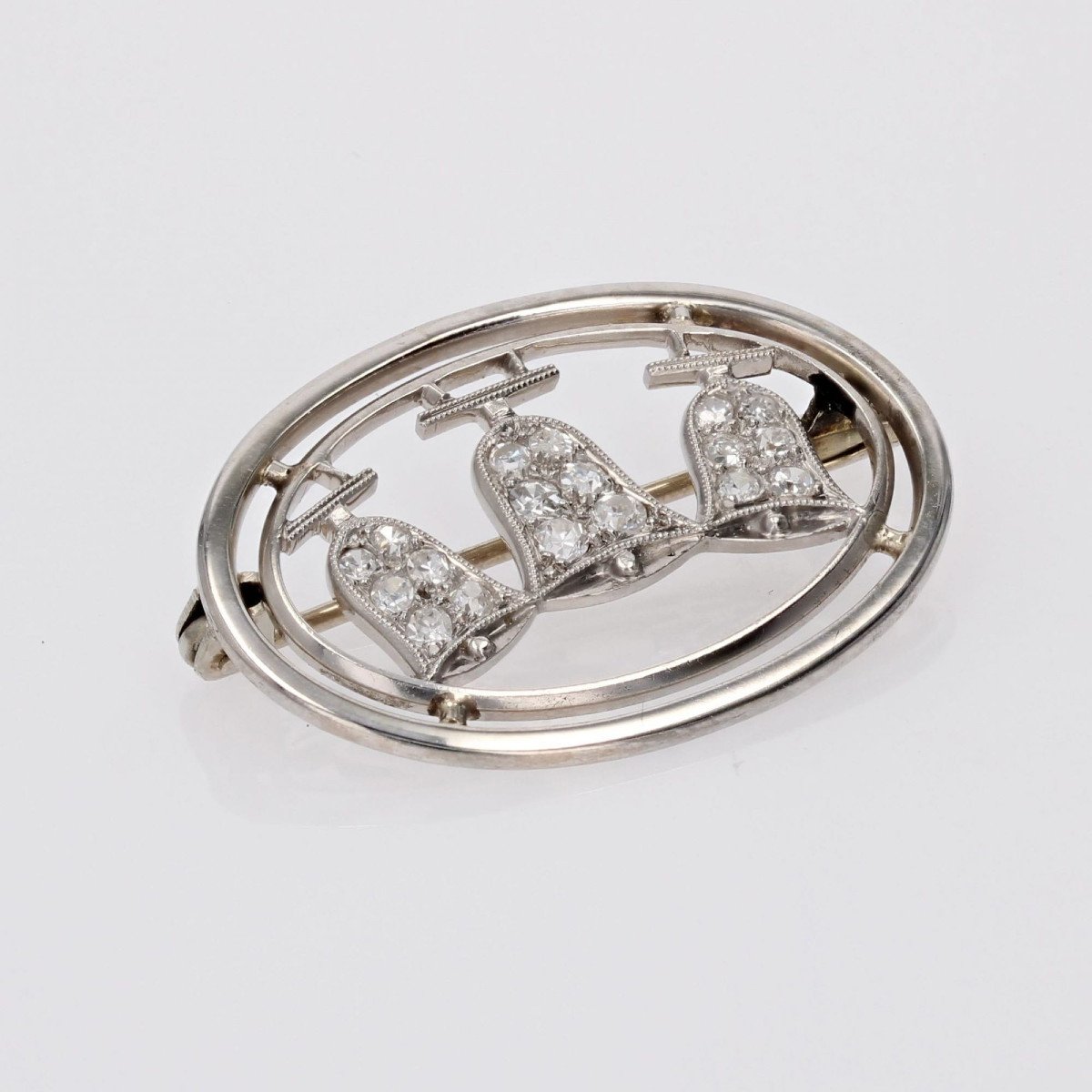 Oval Brooch And Its Diamond Bells-photo-2