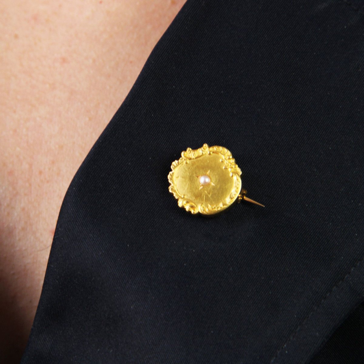 Round Yellow Gold Pearl Brooch-photo-2