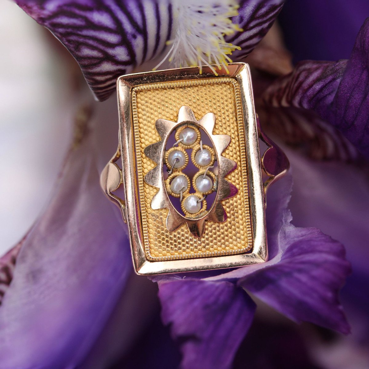 Old Rectangular Gold Ring And Fine Pearls-photo-3