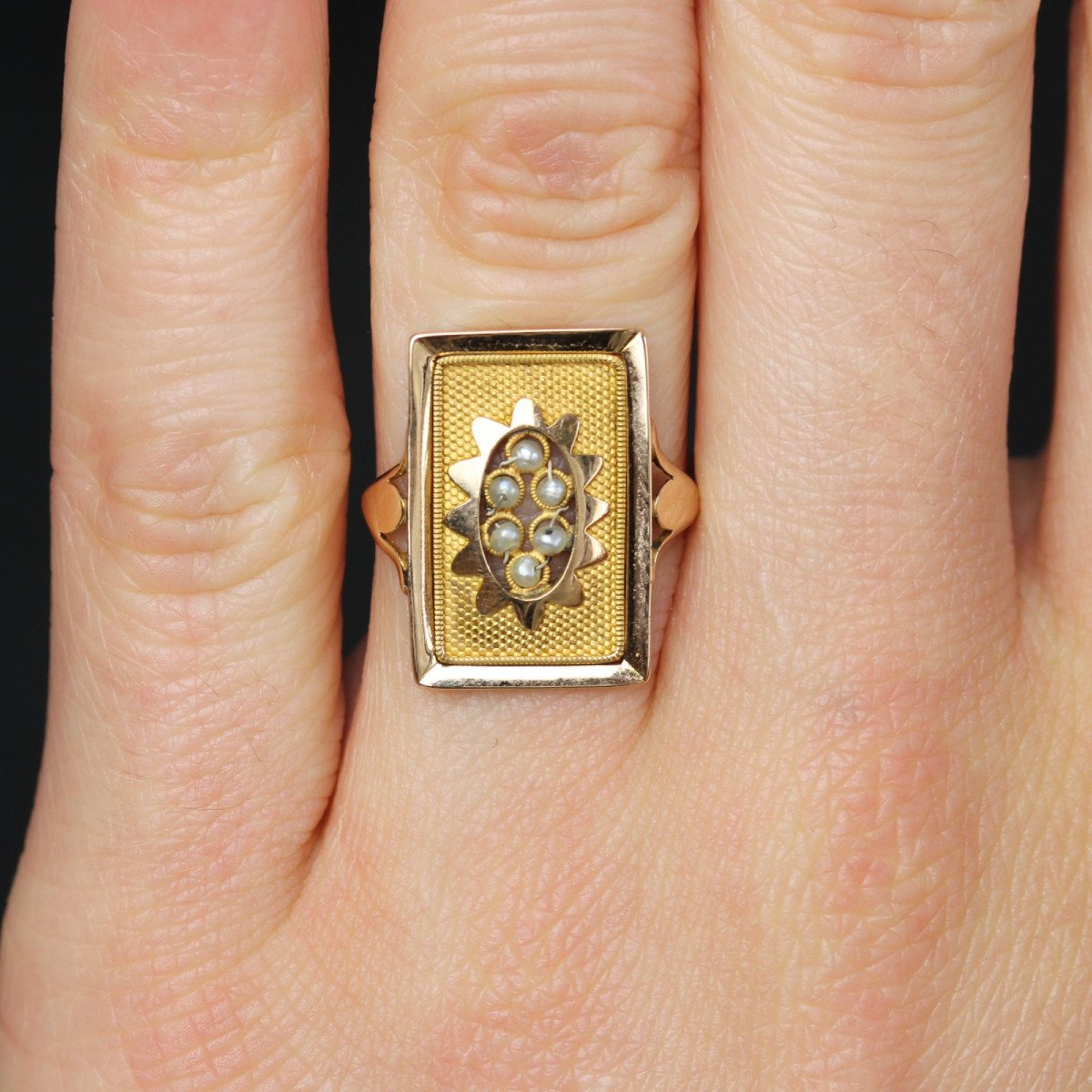 Old Rectangular Gold Ring And Fine Pearls-photo-2