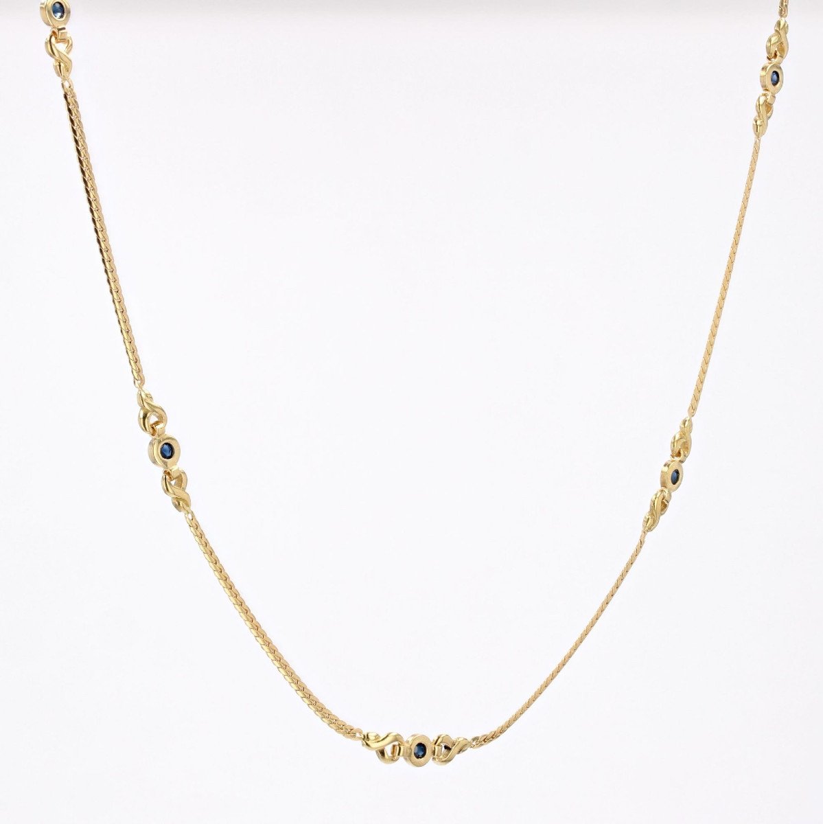 Fine Gold Flat Curb Chain Necklace And Its Motifs With Sapphires-photo-1