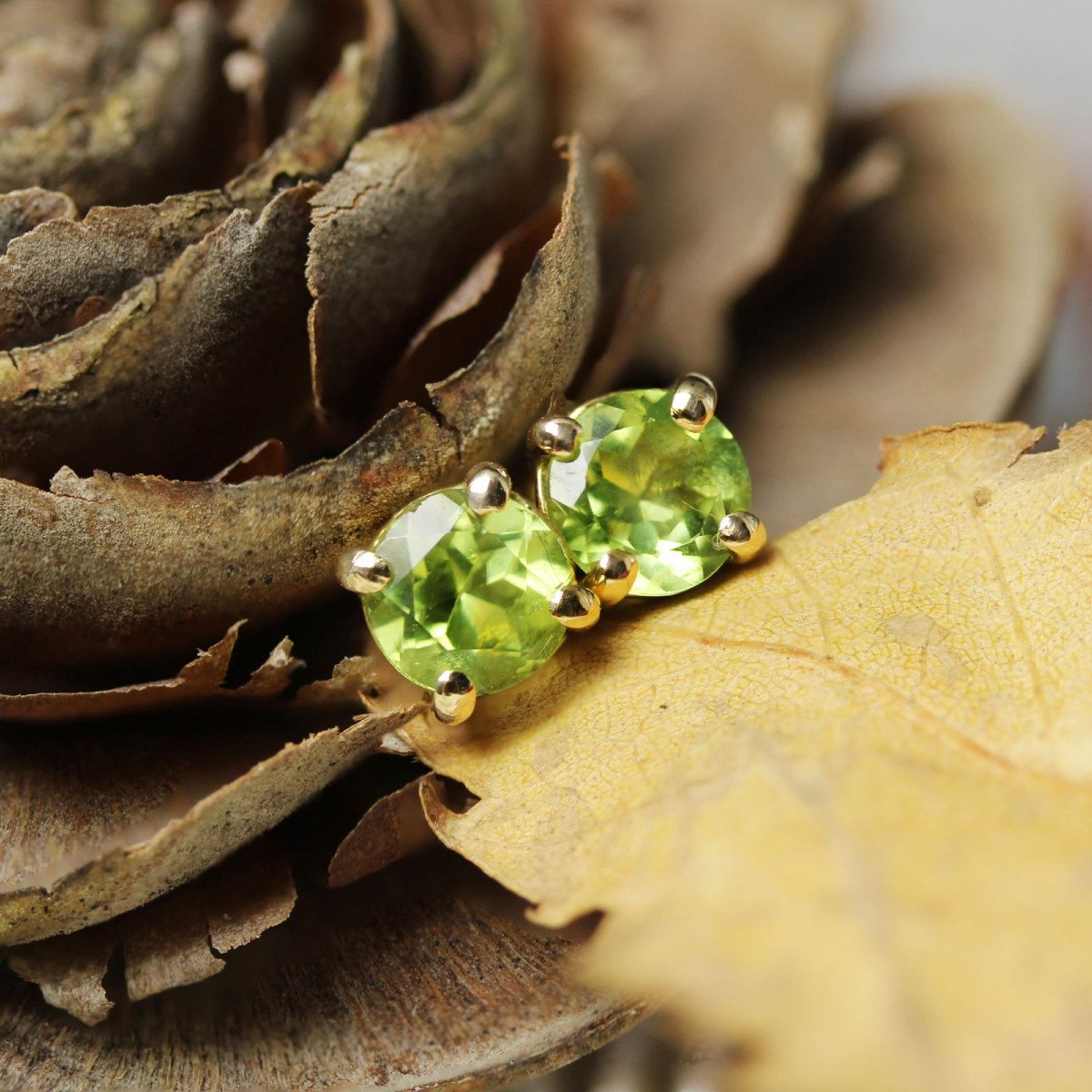 Yellow Gold Peridot Stud Earrings-photo-3