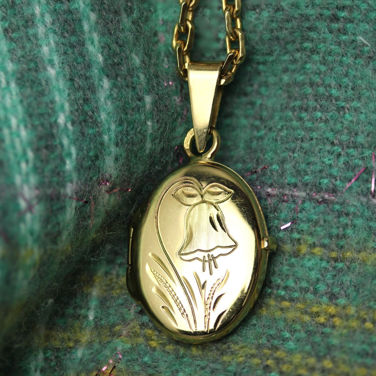 Oval Medallion In Chiseled Yellow Gold-photo-3