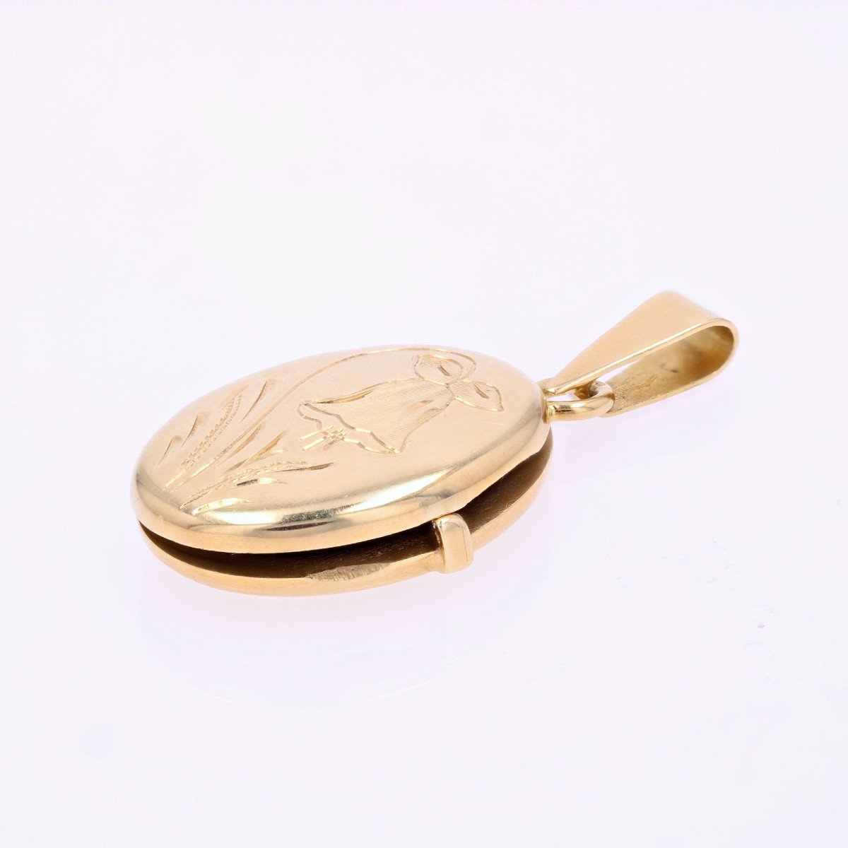 Oval Medallion In Chiseled Yellow Gold-photo-4