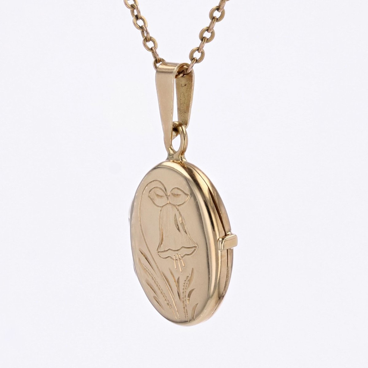 Oval Medallion In Chiseled Yellow Gold-photo-1