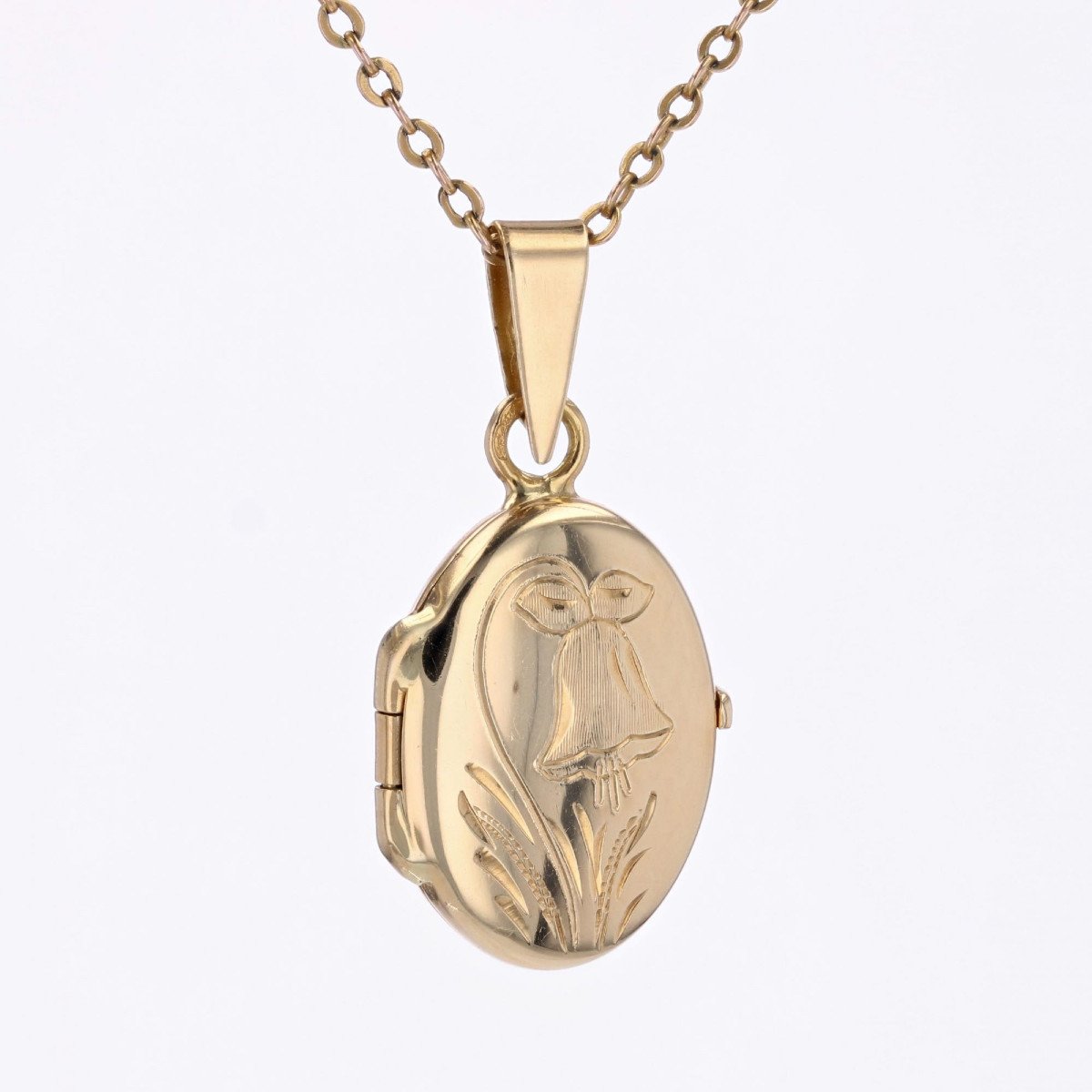 Oval Medallion In Chiseled Yellow Gold-photo-2