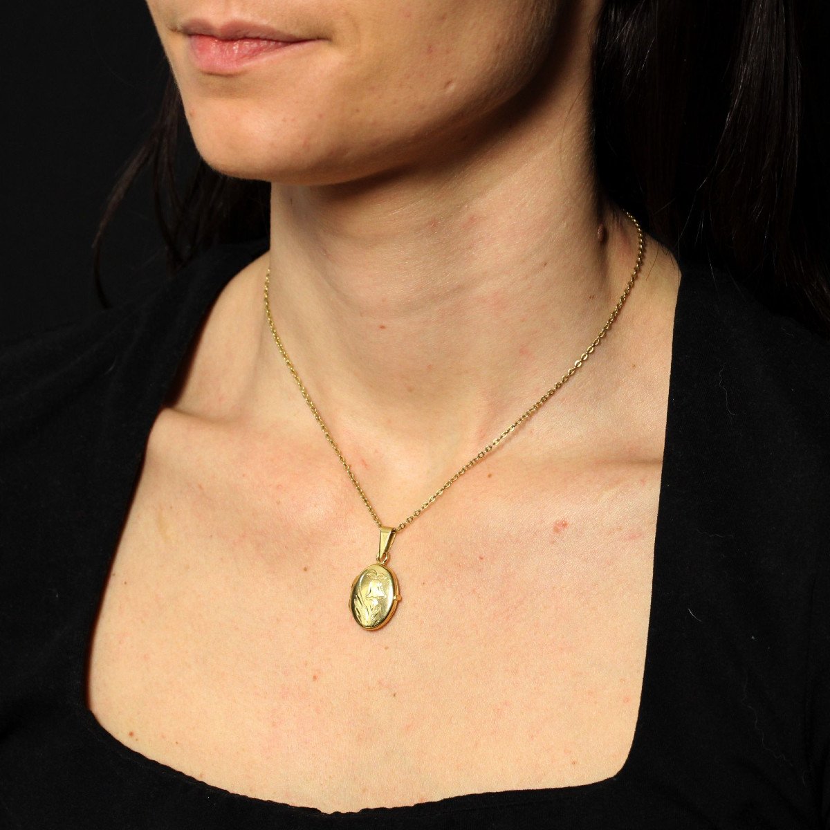 Oval Medallion In Chiseled Yellow Gold-photo-3