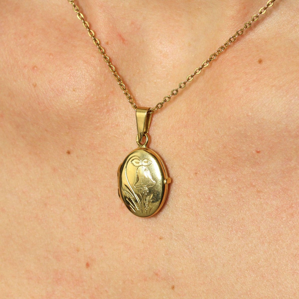 Oval Medallion In Chiseled Yellow Gold-photo-4